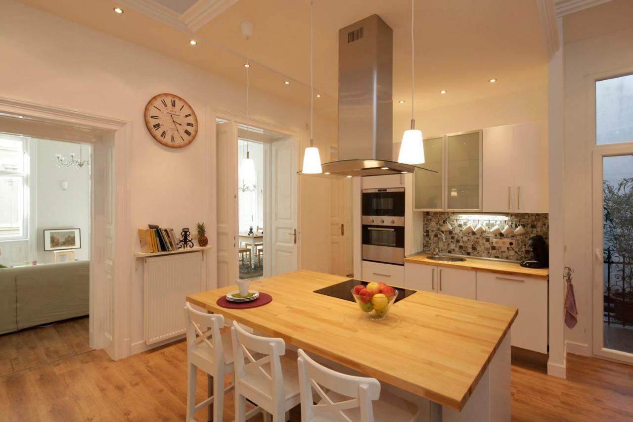 Urban Haven - 3 Beds, 3 Baths, Free Parking, Near Central Market Budapeste Exterior foto