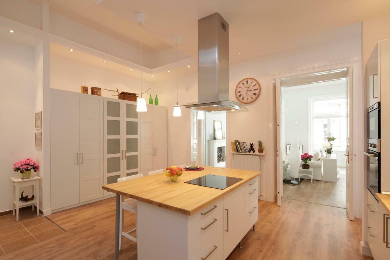 Urban Haven - 3 Beds, 3 Baths, Free Parking, Near Central Market Budapeste Exterior foto
