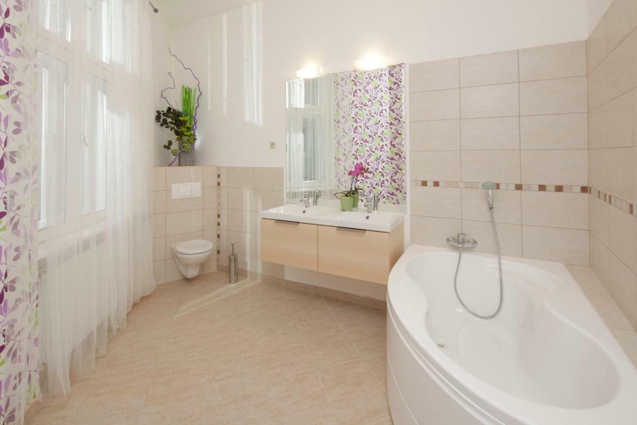 Urban Haven - 3 Beds, 3 Baths, Free Parking, Near Central Market Budapeste Exterior foto